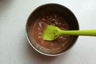 接着把酸奶液倒入费列罗巧克力碎中，搅拌至巧克力融化。