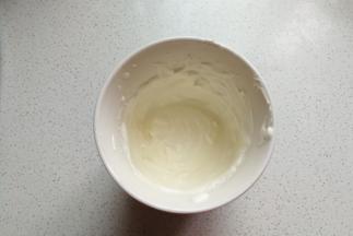 接下来取淡奶油80克，加入10克白糖，打发至七成发。