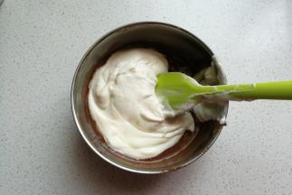 再把打发好的淡奶油倒入巧克力糊中翻拌均匀。