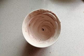 慕斯糊凝固后，再取50克淡奶油加少许可可粉打发，然后装入裱花袋挤在慕斯糊上，最后用奥利奥饼干碎装饰即可