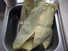 干粽叶（我用的箬竹叶）提前用清水浸泡一夜
