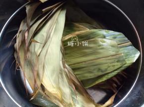 刷洗干净，剪去硬梗部分，然后放到烧开的清水里煮5分钟后捞出沥水备用