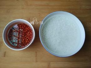 红豆也提前浸泡一夜，糯米浸泡2-3个小时备用