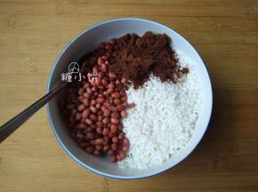浸泡好的红豆和糯米沥干净多余水分，加红糖2汤匙和白砂糖1汤匙拌匀成米料备用。
红豆可以换成蜜豆（蜜豆不用浸泡），红枣可以换成蜜枣。如果用蜜豆和蜜枣做的话请减少糖量。