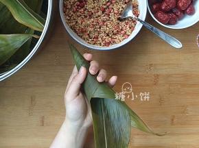 再卷一圈，就形成了一个细锥筒形