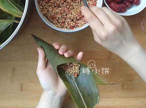 往细锥筒中填入一部分准备好的米料，压实