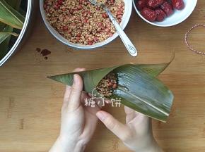 再用米料填补剩余的位置