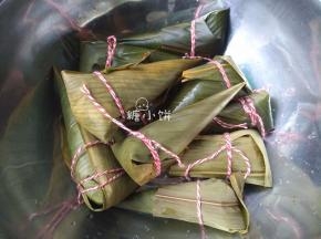 用棉绳在顶端收口处捆一卷即可。
放入电高压锅中，加水至没过。上汽后压25-30分钟，自然放气后开盖。