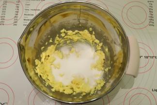 黄油室温软化，加入糖粉和盐