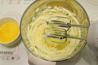 分次加入鸡蛋液，打发至蓬松（注意要多次少量加入鸡蛋液，避免油水分离）