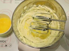 分次加入鸡蛋液，打发至蓬松（注意要多次少量加入鸡蛋液，避免油水分离）