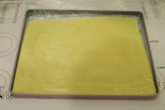 揉匀装入保鲜袋擀平，放在冰箱冷藏30分钟备用