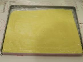 揉匀装入保鲜袋擀平，放在冰箱冷藏30分钟备用