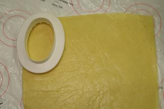 准备一个饼干模具，取出饼干面团，稍稍擀平表面