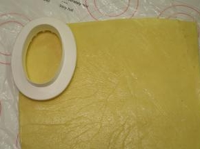 准备一个饼干模具，取出饼干面团，稍稍擀平表面