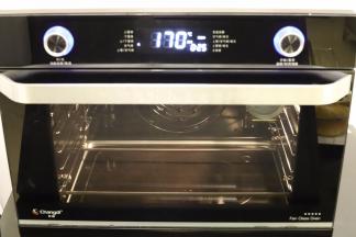 开始预热长帝的空气烤箱，这款饼干用的是空气烤，温度为170度，时间设置30分钟