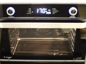 开始预热长帝的空气烤箱，这款饼干用的是空气烤，温度为170度，时间设置30分钟