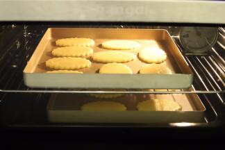 将饼干盘上下放入烤箱内，烘烤时间为23分钟