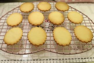 出炉后将饼干转移至晾架上放凉后密封保存