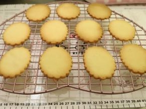 出炉后将饼干转移至晾架上放凉后密封保存