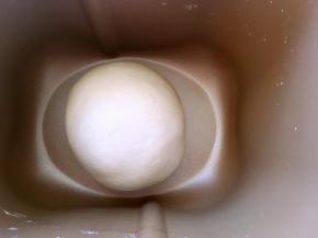 将面团揉光滑，盖保鲜膜室温发酵至两倍大