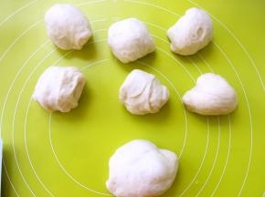 之后称45克一份面团，称出6分，剩下的一份一会加抹茶粉揉成绿色面团