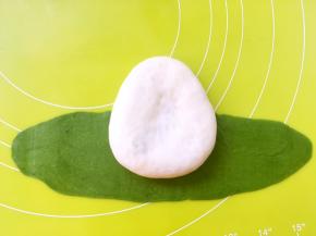 将三角面团放在擀好的抹茶长条中间