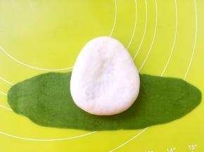 将三角面团放在擀好的抹茶长条中间