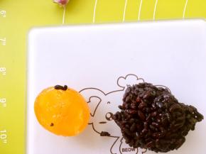 紫米饭加咸蛋黄称重40克