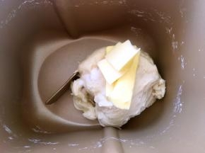 加入黄油跟盐，继续启动揉面程序，将材料揉均匀
