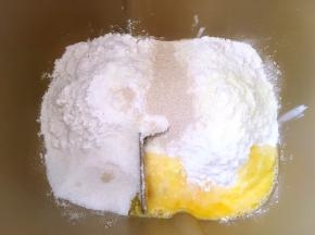 面包桶内加入高筋面粉，奶粉，全蛋液，细砂糖跟酵母