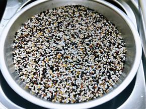 米洗的干净了，加入清水泡4小时以上，现在天气比较热，放入冰箱泡，或者经常换新水。