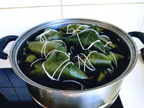 包完的粽子放入蒸锅中，加入清水，烧开后转小火约3小时。