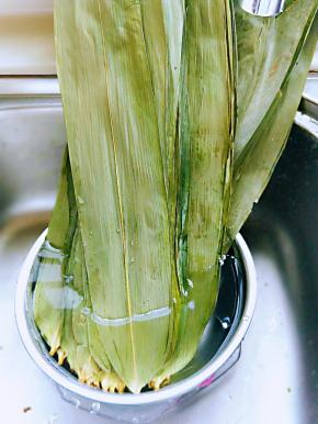 粽叶子冷水泡30分钟，之后再用沸水煮5分钟。