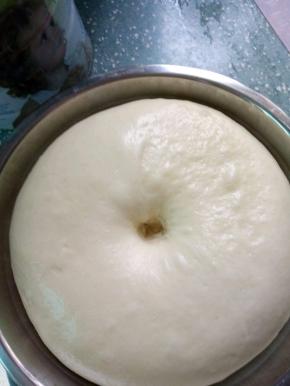 面团搅拌好后拿出来放入盆里盖上保鲜膜发酵至两倍大，手指沾面粉插入面团，小洞不回缩既发酵好了，然后面团拿出来轻轻排气。