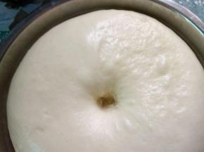 面团搅拌好后拿出来放入盆里盖上保鲜膜发酵至两倍大，手指沾面粉插入面团，小洞不回缩既发酵好了，然后面团拿出来轻轻排气。