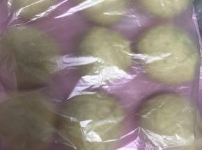 将面团称重后分数平均重9份小面团，滚圆后盖上保鲜袋松弛15分钟。