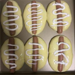 面团二次发酵好后，将火腿对半切，放在面团中间向下压实，将全蛋液刷在面包上，再将沙拉酱挤在面包上装饰。