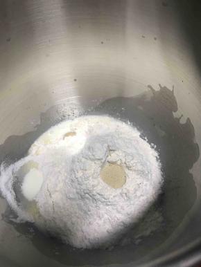 除了黄油，其它面团材料混合放入厨师机搅拌，出粗膜后加入黄油继续搅拌至出手套薄膜。