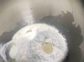 除了黄油，其它面团材料混合放入厨师机搅拌，出粗膜后加入黄油继续搅拌至出手套薄膜。