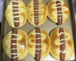 装饰好后送入烤箱，上下火170℃，16分钟左右，根据自己烤箱调节时间和温度哦！只要表面金黄色即可出炉咯！