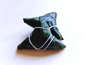 在包起来，用绳子绑起来，依次做完。