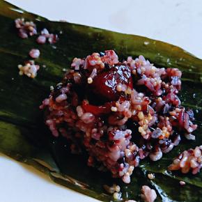 中途剥开一个尝尝，感觉米有点硬，所以下午又煮了大概2小时，一共煮了5小时左右。