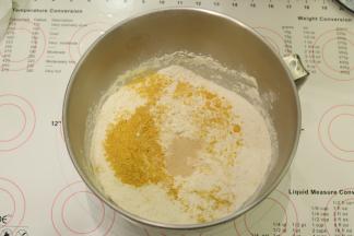 将除黄油和盐以外的所有面包材料放入PE4800厨师机桶内