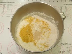 将除黄油和盐以外的所有面包材料放入PE4800厨师机桶内