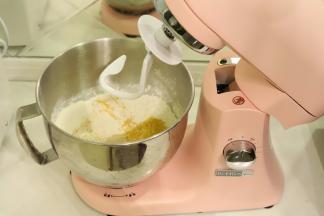 装上白色的陶瓷揉面钩，厨师机桶装上卡槽，旋转卡紧