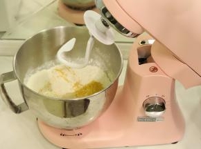 装上白色的陶瓷揉面钩，厨师机桶装上卡槽，旋转卡紧