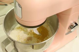 旋转按钮至低档，揉至无干粉后转为3档