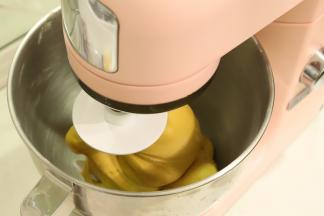 面团成团后放入盐