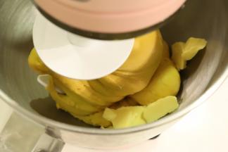 揉至能拉厚膜时放入黄油，继续3档揉面